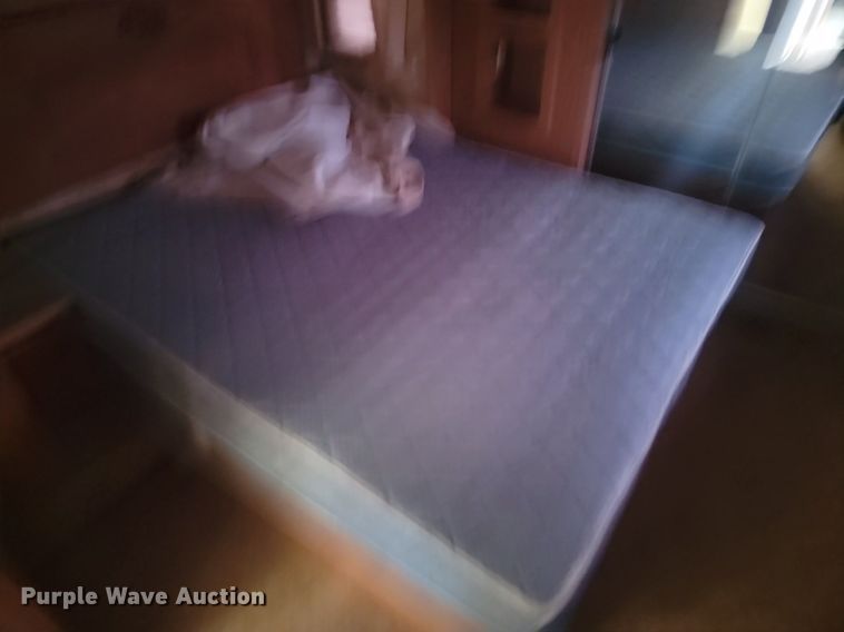 image for item NZ9822 2009 Heartland RV 3355RL Big Country camper