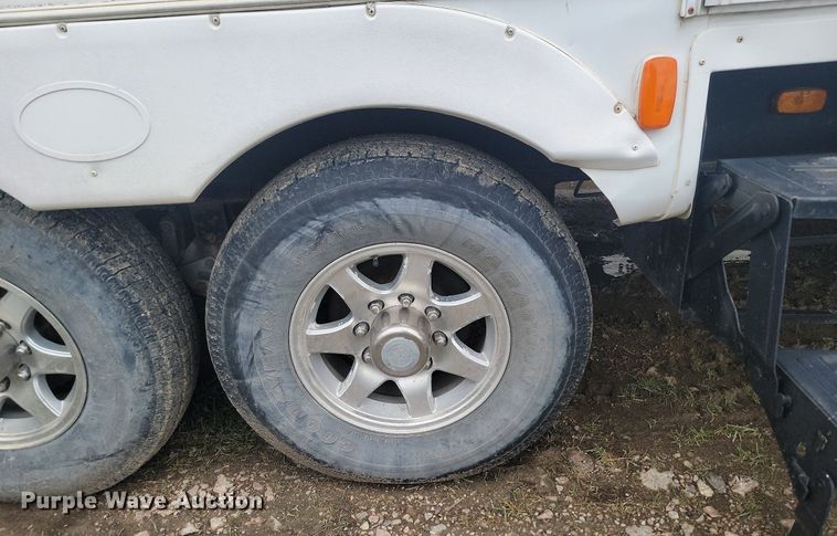 image for item NZ9822 2009 Heartland RV 3355RL Big Country camper