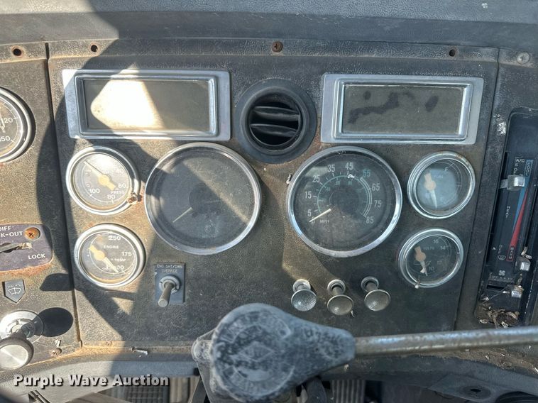 image for item OC9459 1990 Ford AeroMax L9000 crane truck