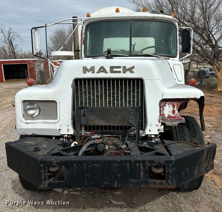 image for item DM2693 1986 Mack DM685S ready mix truck