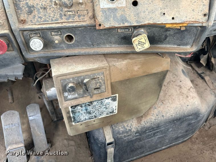 image for item DM2693 1986 Mack DM685S ready mix truck