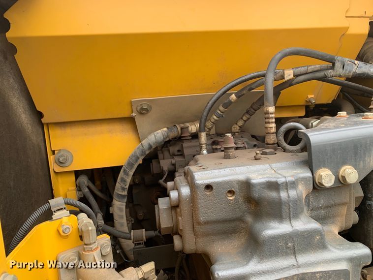 image for item DM7818 2010 Komatsu PC220LC excavator