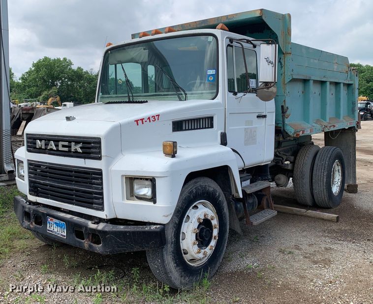 image for item DM7846 1990 Mack CS250P dump truck