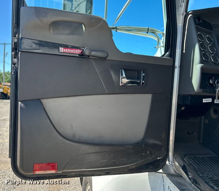 image for item DO6461 2013 Kenworth T270 utility / service truck