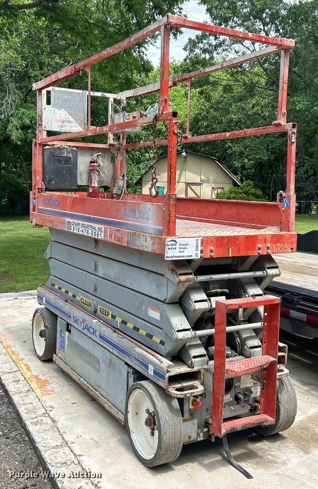 image for item DO6479 2011 SkyJack SJIII 3226 scissor lift