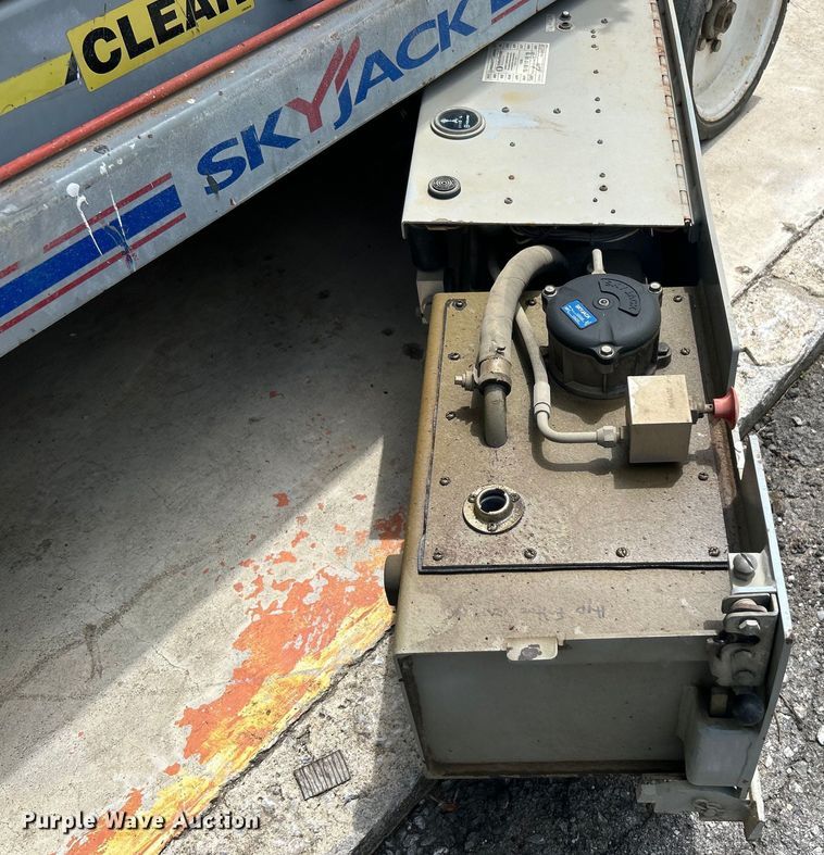 image for item DO6479 2011 SkyJack SJIII 3226 scissor lift