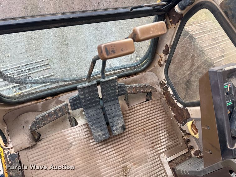 image for item DQ0802 1991 John Deere 590D excavator