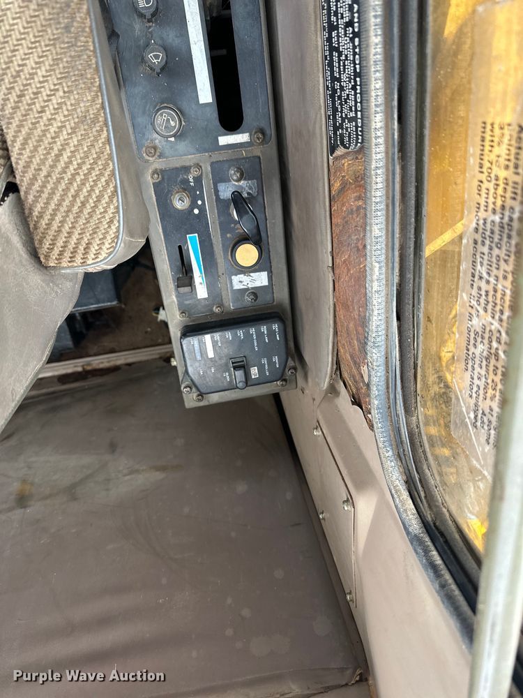 image for item DQ0802 1991 John Deere 590D excavator