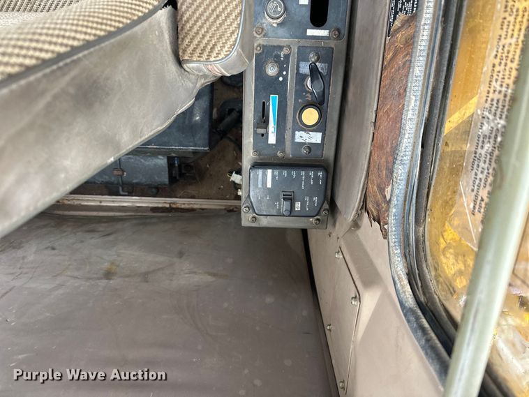 image for item DQ0802 1991 John Deere 590D excavator