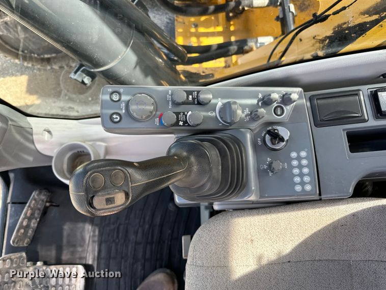 image for item DQ0815 2019 John Deere 350G LC excavator