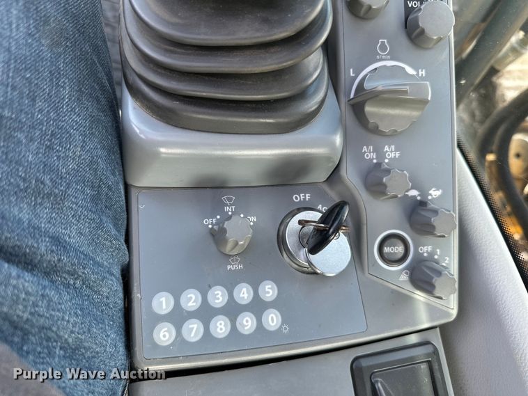 image for item DQ0815 2019 John Deere 350G LC excavator