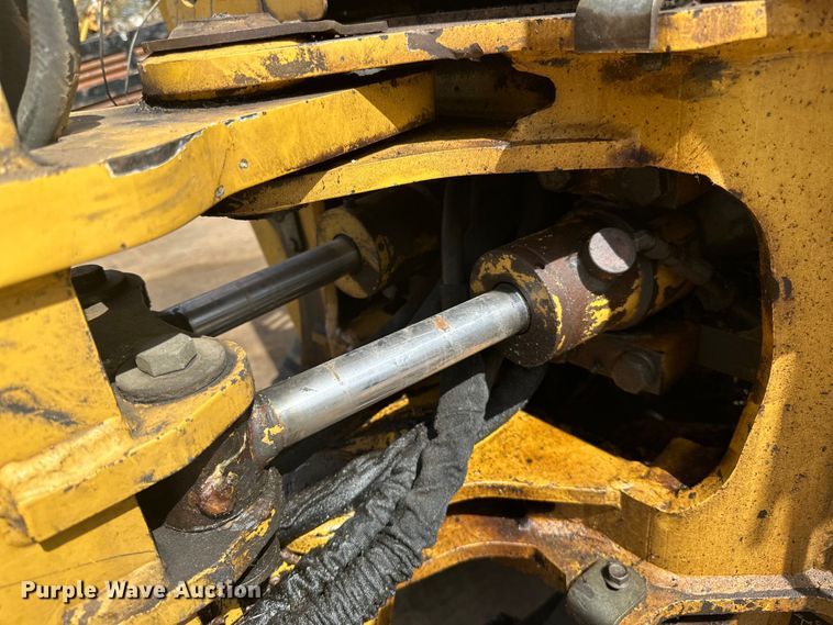 image for item DQ0827 2011 Vermeer  RTX750 cable plow