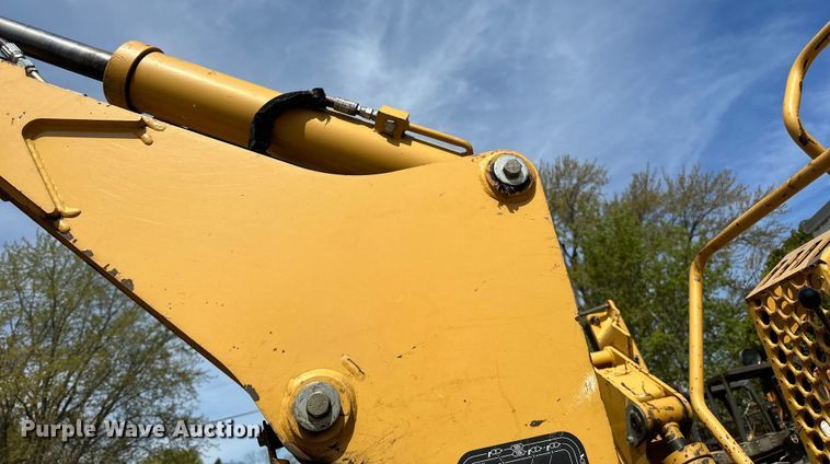 image for item DQ0827 2011 Vermeer  RTX750 cable plow