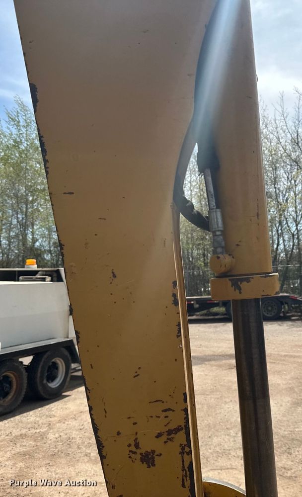 image for item DQ0827 2011 Vermeer  RTX750 cable plow