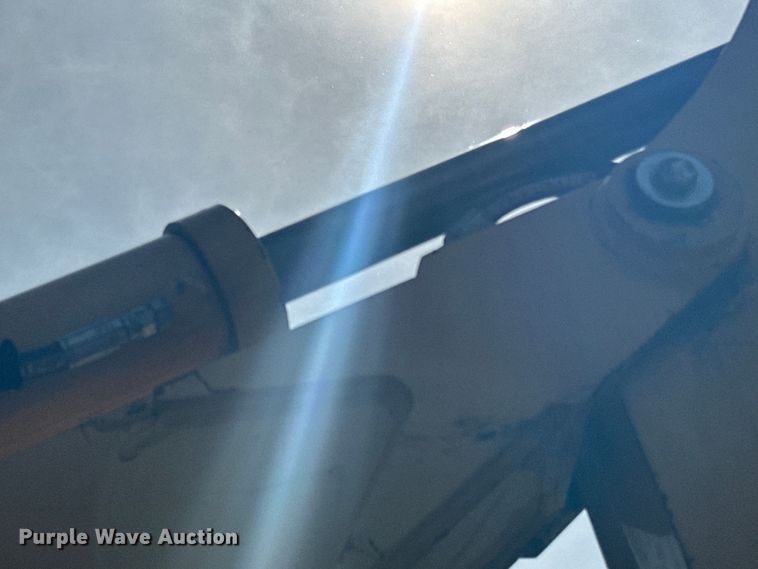 image for item DQ0827 2011 Vermeer  RTX750 cable plow