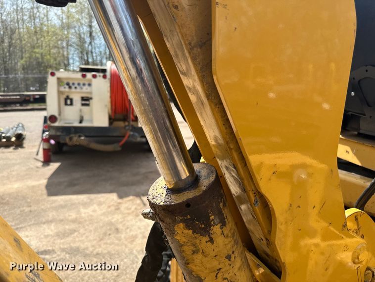 image for item DQ0827 2011 Vermeer  RTX750 cable plow