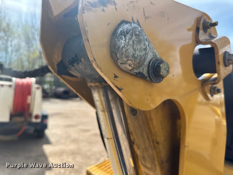 image for item DQ0827 2011 Vermeer  RTX750 cable plow