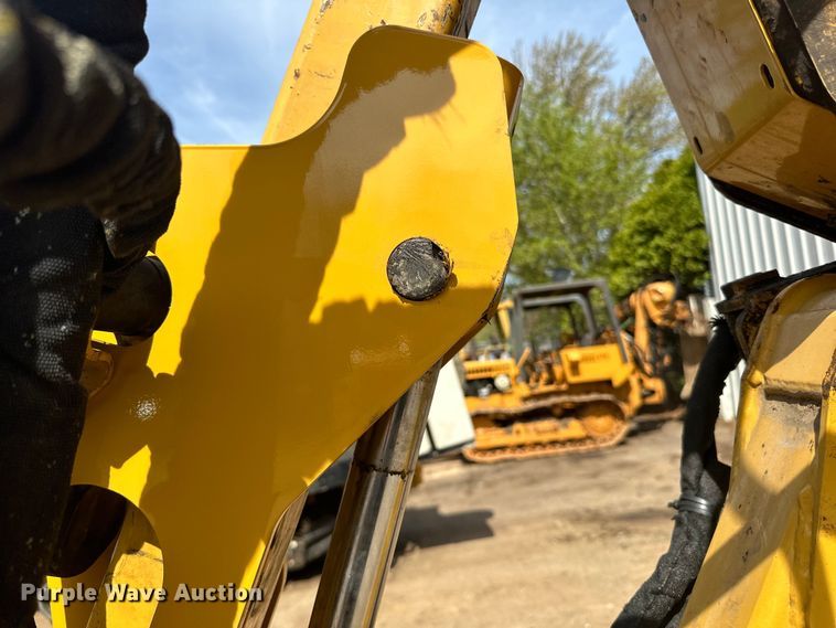 image for item DQ0827 2011 Vermeer  RTX750 cable plow