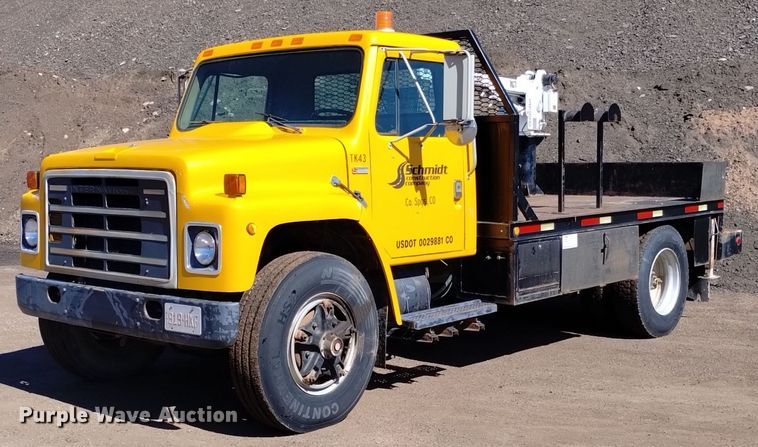 image for item DQ6084 1984 International 1955 flatbed truck