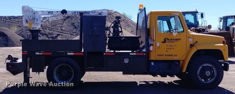 image for item DQ6084 1984 International 1955 flatbed truck