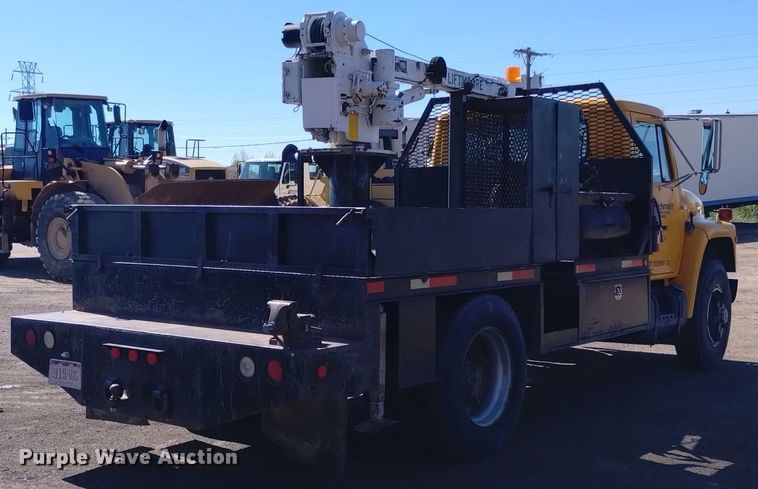 image for item DQ6084 1984 International 1955 flatbed truck