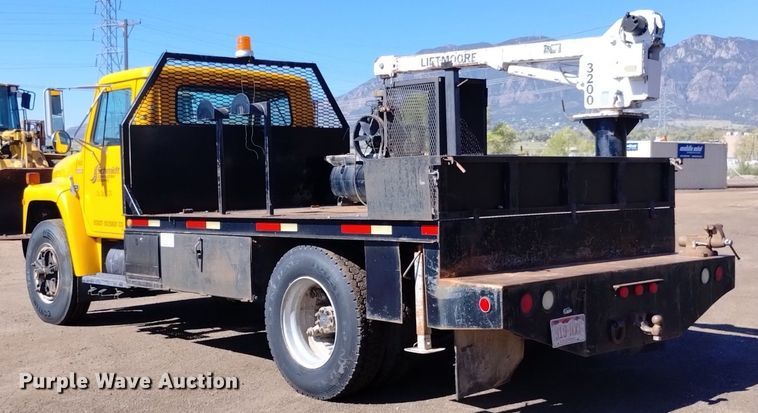 image for item DQ6084 1984 International 1955 flatbed truck