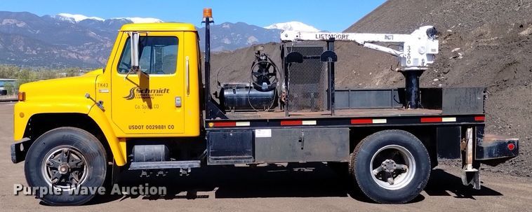 image for item DQ6084 1984 International 1955 flatbed truck