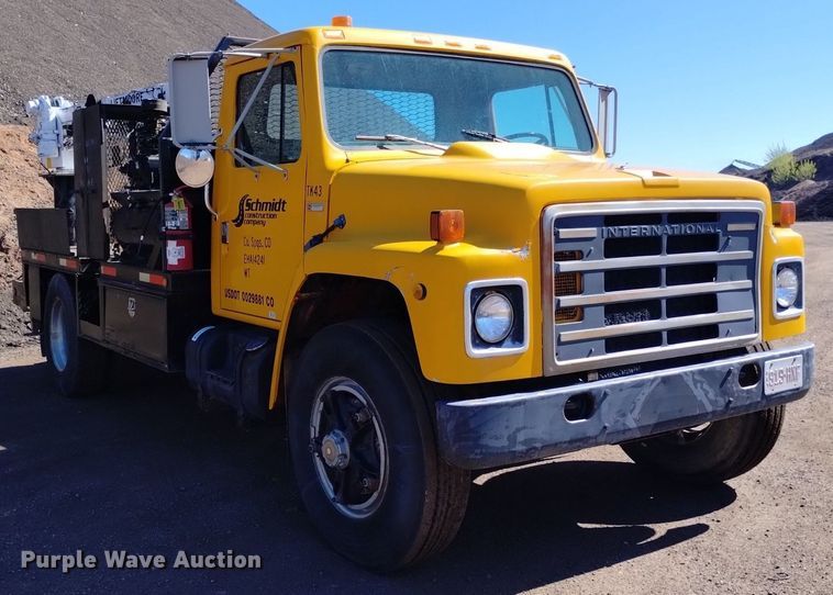 image for item DQ6084 1984 International 1955 flatbed truck