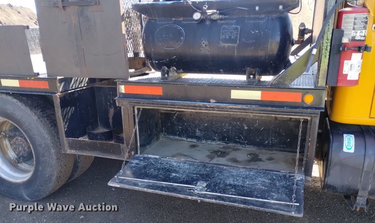 image for item DQ6084 1984 International 1955 flatbed truck