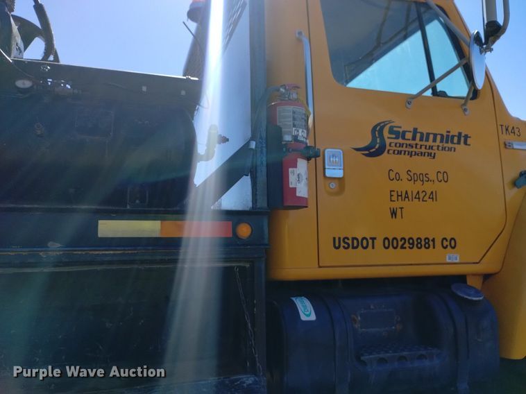 image for item DQ6084 1984 International 1955 flatbed truck