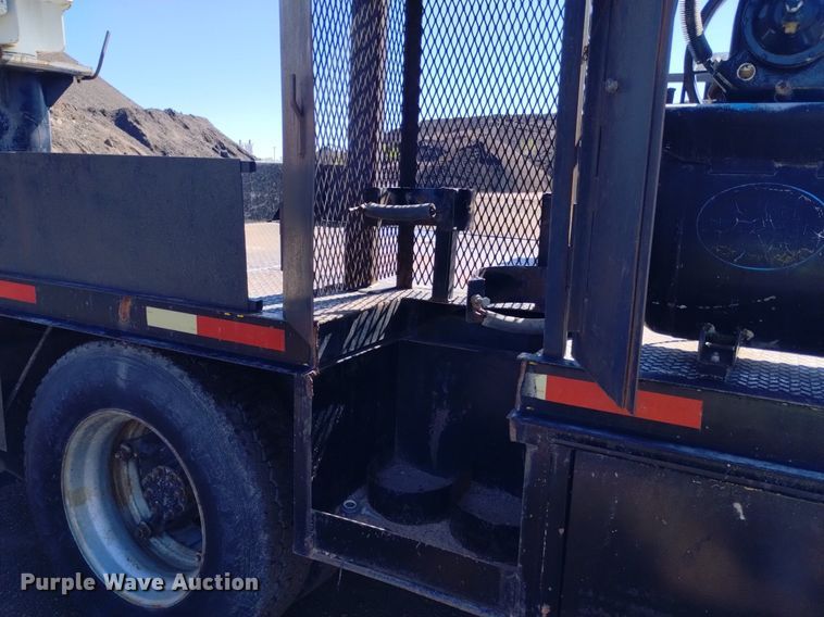 image for item DQ6084 1984 International 1955 flatbed truck