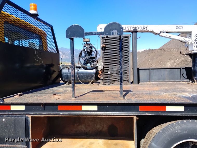 image for item DQ6084 1984 International 1955 flatbed truck