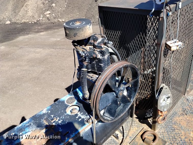 image for item DQ6084 1984 International 1955 flatbed truck