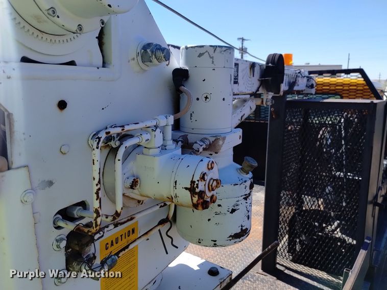 image for item DQ6084 1984 International 1955 flatbed truck