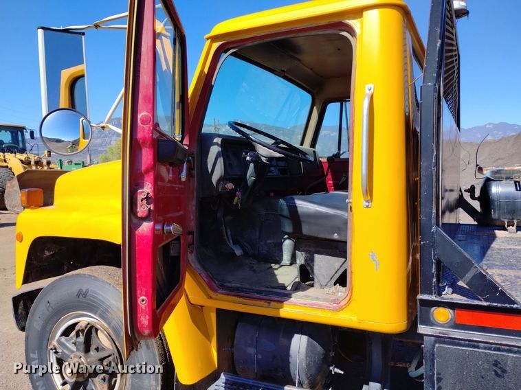 image for item DQ6084 1984 International 1955 flatbed truck