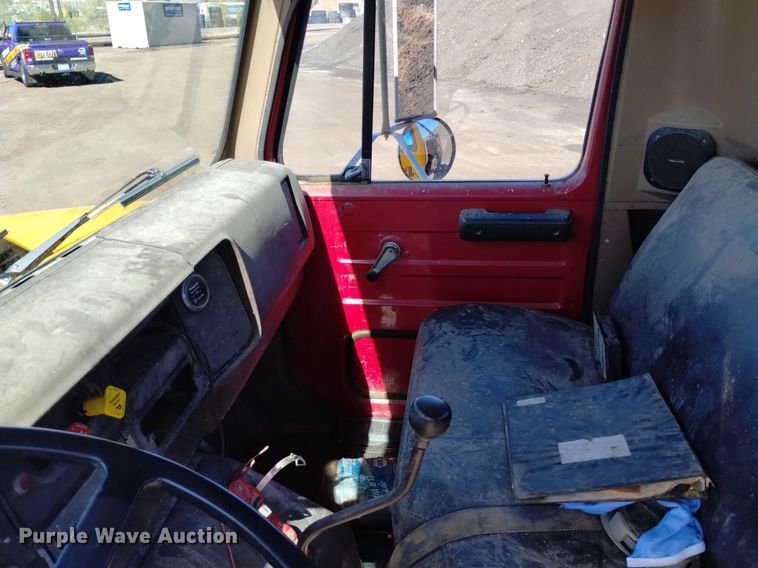 image for item DQ6084 1984 International 1955 flatbed truck