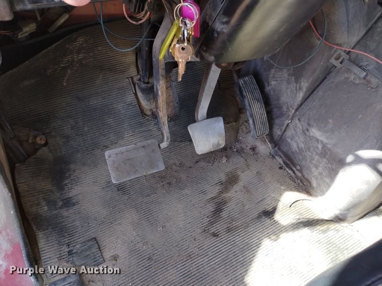 image for item DQ6084 1984 International 1955 flatbed truck