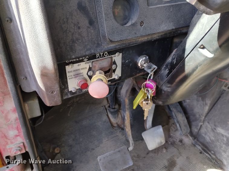 image for item DQ6084 1984 International 1955 flatbed truck