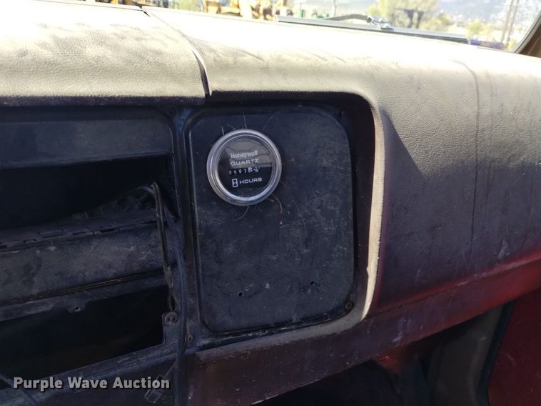 image for item DQ6084 1984 International 1955 flatbed truck