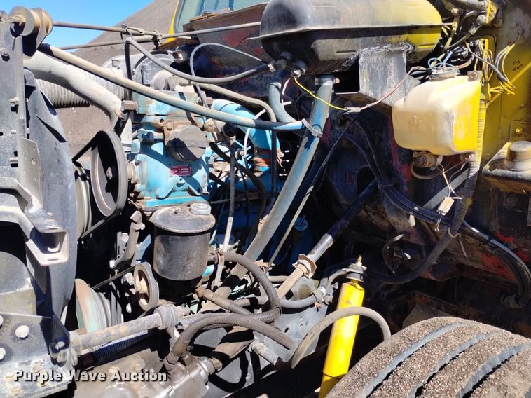 image for item DQ6084 1984 International 1955 flatbed truck