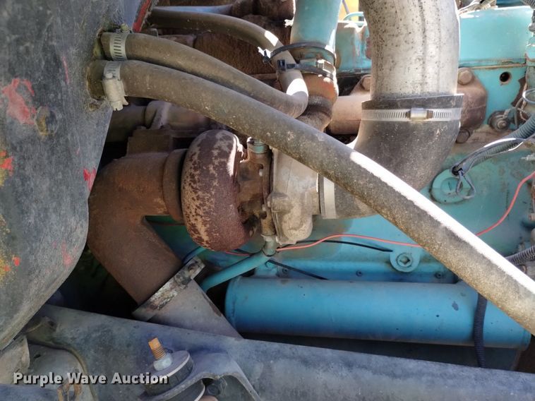 image for item DQ6084 1984 International 1955 flatbed truck