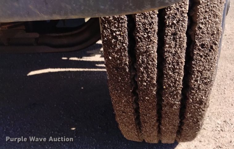 image for item DQ6084 1984 International 1955 flatbed truck