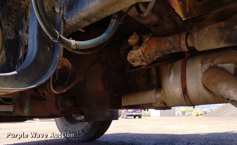 image for item DQ6084 1984 International 1955 flatbed truck