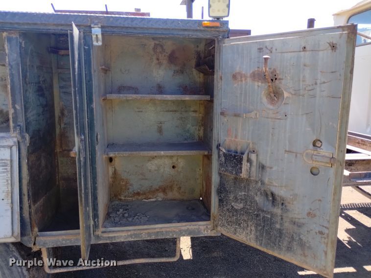 image for item DQ6086 1989 International 4900 utility / service truck