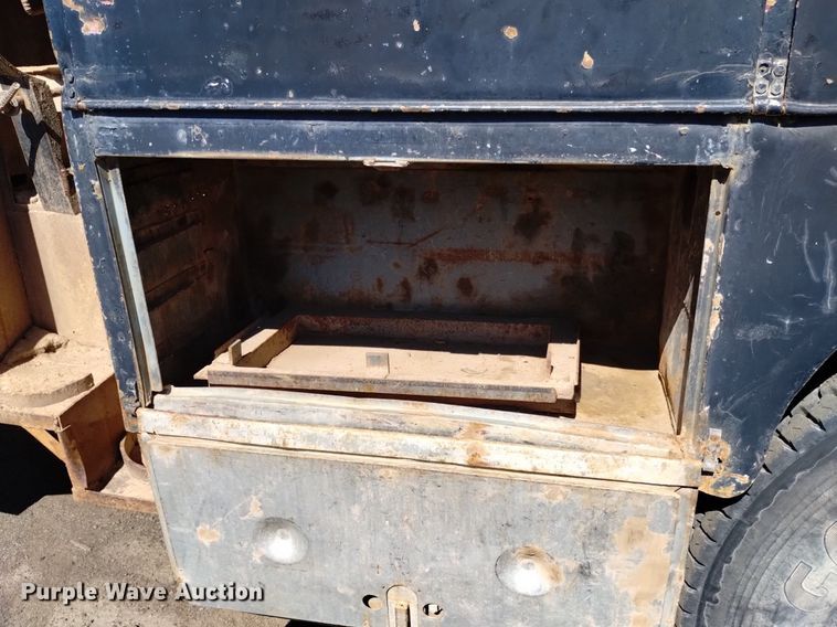 image for item DQ6086 1989 International 4900 utility / service truck