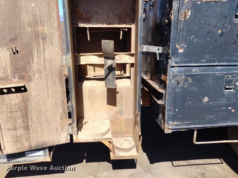 image for item DQ6086 1989 International 4900 utility / service truck