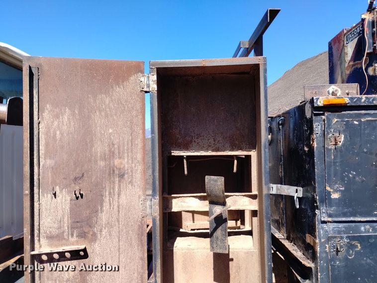 image for item DQ6086 1989 International 4900 utility / service truck