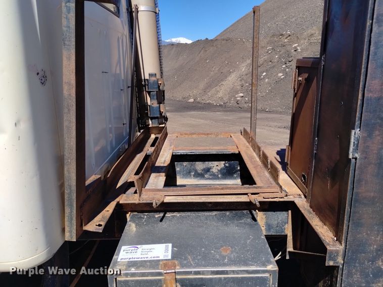 image for item DQ6086 1989 International 4900 utility / service truck