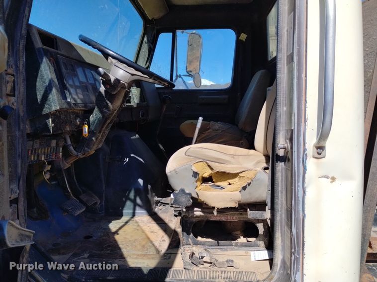 image for item DQ6086 1989 International 4900 utility / service truck