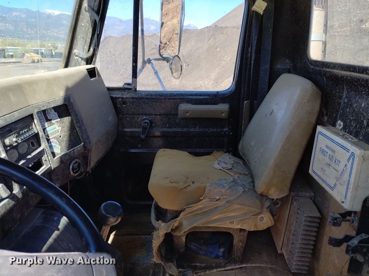 image for item DQ6086 1989 International 4900 utility / service truck